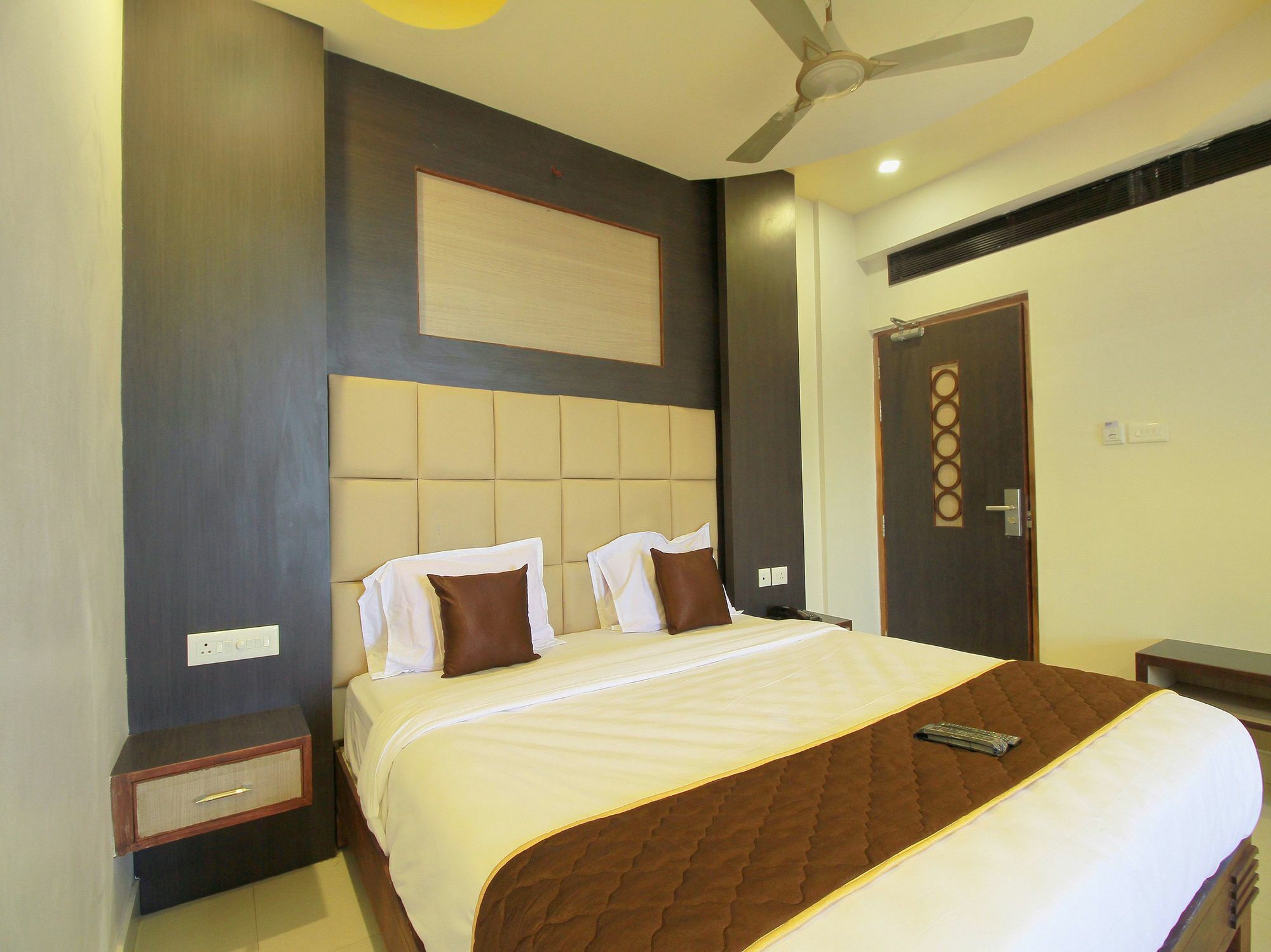 Oyo 11489 Pkn Classic Regency Madurai Buitenkant foto